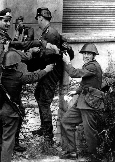 17. August 1962 - DDR-Grenzposten bergen den leblosen Peter Fechter nach dessen gescheiterter Flucht