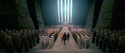 Die Schlussszene aus dem Film „Eine neue Hoffnung“ ist an eine Einstellung aus Leni Riefenstahls „Triumph des Willens“ angelehnt (Star Wars, Episode IV).