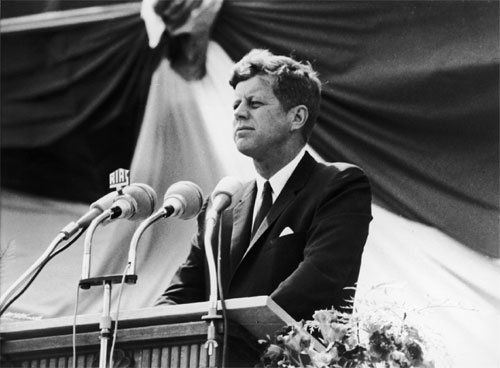 John F. Kennedy während seiner Rede vor dem Schöneberger Rathaus in Berlin, 26. Juni 1963