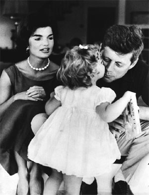 John F. Kennedy mit Frau Jackie und Tochter Caroline in Hyannis Port, August 1960
