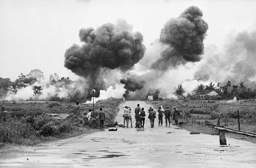 Das Bild eines unbekannten Fotografen zeigt die erste Reihe von 12 Reportern, die den Luftangriff auf Trang Bang am 8. Juni 1972 fotografieren