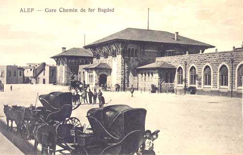 „Bahnhof Aleppo der Bagdad-Bahn“. Die von einem örtlichen Fotostudio hergestellte Postkarte zeigt den aleppinischen Endbahnhof der 1912 fertiggestellten Eisenbahnverbindung Aleppo - Bagdad.