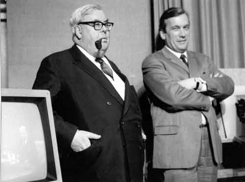 Walter von Cube (links), Hörfunkdirektor des Bayerischen Rundfunks, und Gerhard Bogner, Sendeleiter und Leiter des Ausländerprogramms (November 1966)
