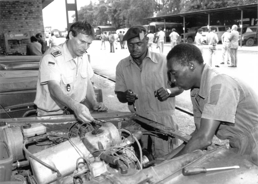 Einweisung ruandischer Soldaten in die Wartung von Fahrzeugen