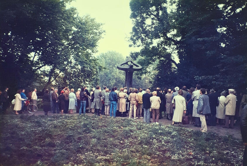 Menschenmenge bei der Enthüllung des Denkmals Der Mahner in Düsseldorf, 15. Oktober 1985 