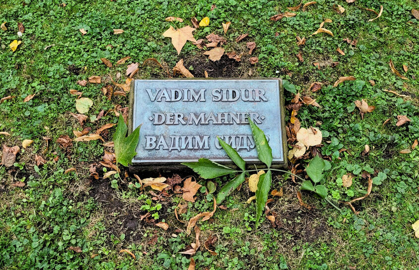 Inschrift-Tafel zum Denkmal Der Mahner 