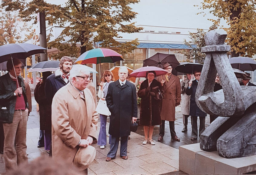 Erich Herzog (vorn links mit Hut in den Händen) und Gottfried Büttner (mittig) bei der Einweihung des Denkmals für die Opfer der Gewalt, 13. Oktober 1974 in Kassel