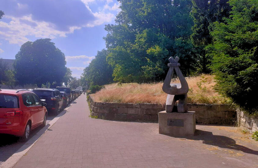 Sidurs Denkmal für die Opfer der Gewalt/Der Gefesselte an seinem neuen Standort am Weinberg