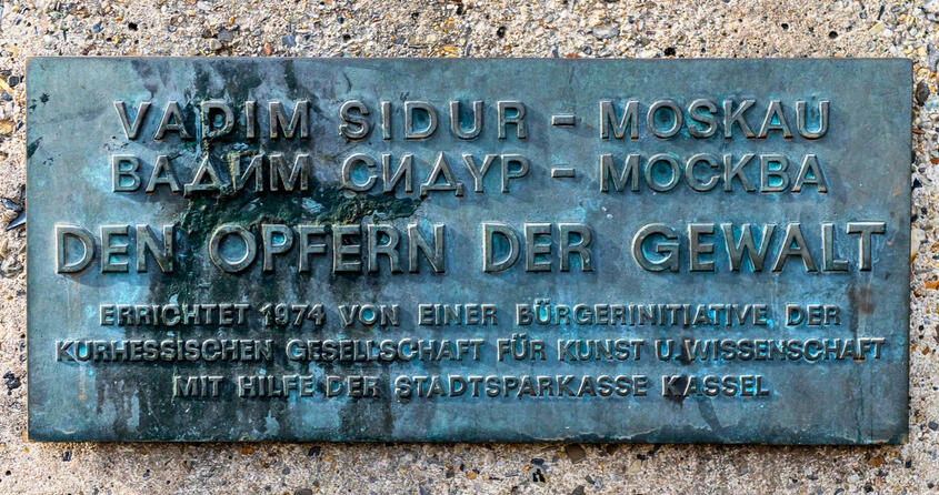 Inschrift-Tafel am Sockel von Sidurs Denkmal für die Opfer der Gewalt/Der Gefesselte 