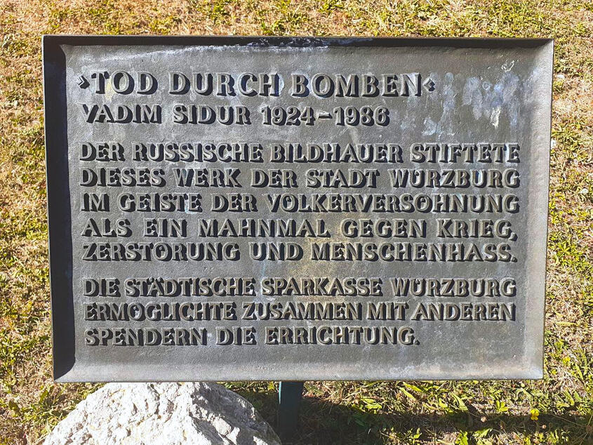Widmungstafel vor dem Denkmal Tod durch Bomben