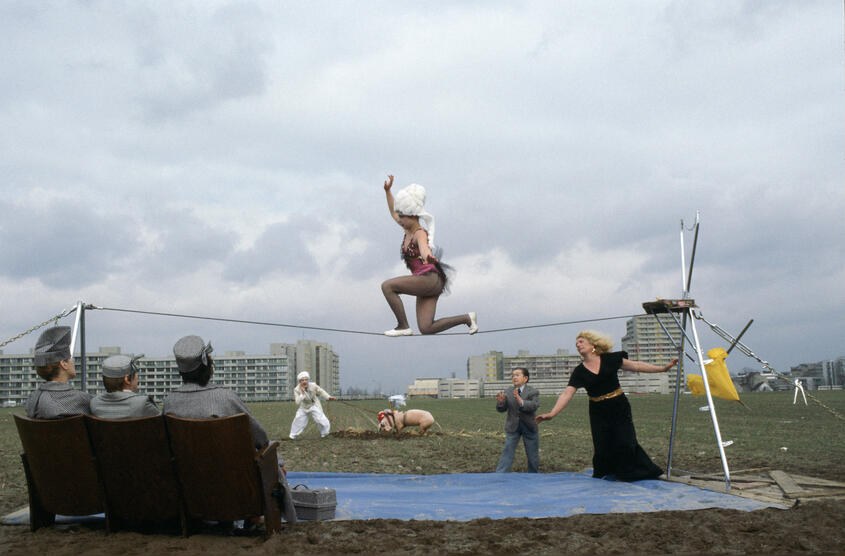 »Bildnis einer Trinkerin« (1979): Filmszene mit einem Freiluft-Zirkus in Gropiusstadt.