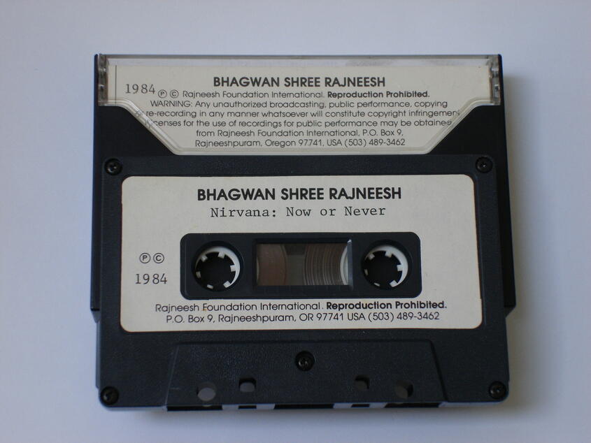 Audiokassette von 1984. Der Titel »Nirvana: Now or Never« bezieht sich vermutlich auf eine Reihe täglicher Vorträge, die Bhagwan im Februar 1981 gehalten hatte