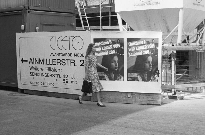 Kinoplakate für den Film »Christiane F. – Wir Kinder vom Bahnhof Zoo« an einer Baustelle in München, Juli 1981