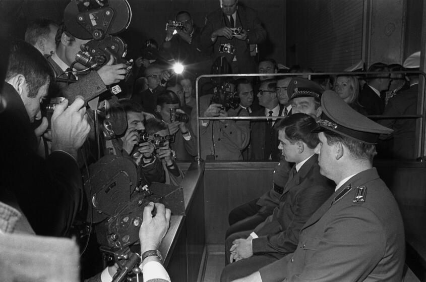 Presseandrang zu Beginn des Wuppertaler Bartsch-Prozesses am 27. November 1967