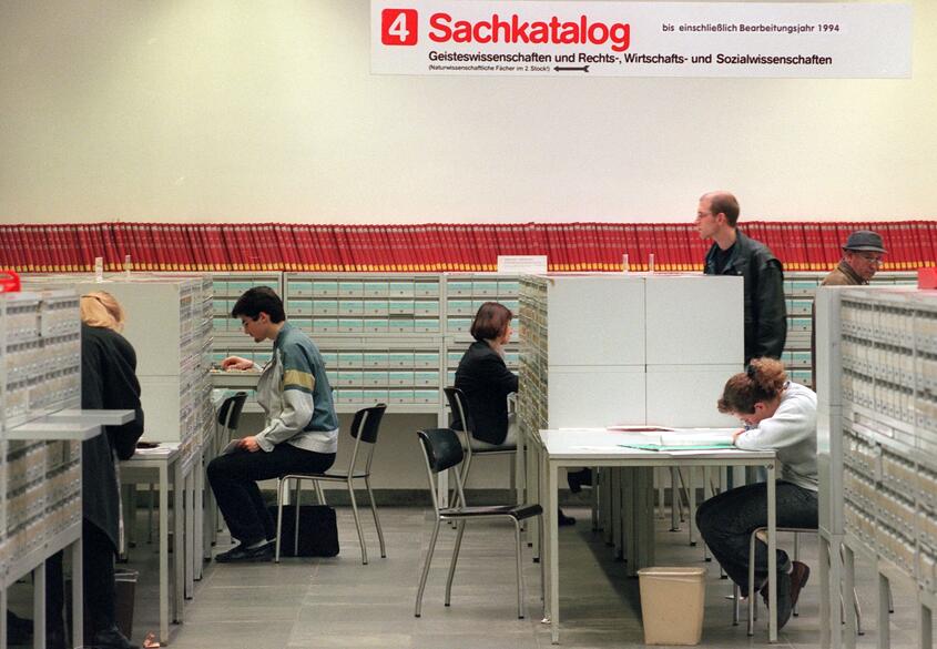 Ansicht des Sachkatalogs und Arbeitsplätze in der Stadt- und Universitätsbibliothek Frankfurt a.M., März 1997