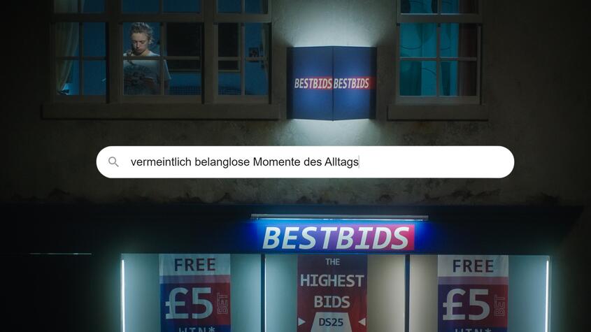 Screenshot aus dem künstlerischen Datenexperiment »Made to Measure – Ein Doppelgängerin-Experiment« mit Werbung eines Wettbüros unter der Wohnung der Experimentteilnehmerin