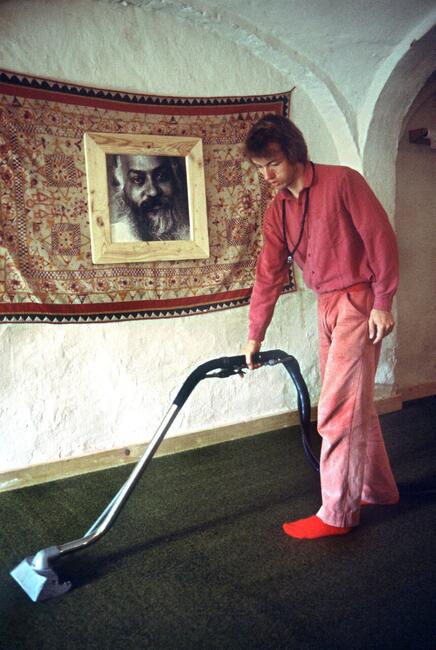 Ein Sannyasin bei der Hausarbeit im Bhagwan-Zentrum im oberbayerischen Margarethenried, August 1981