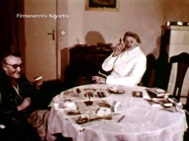 Friedrich Schröder-Sonnenstern mit seiner Lebensgefährtin »Tante Martha« in deren Wohnung in Berlin (Filmstill)