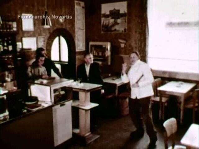 Friedrich Schröder-Sonnenstern mit anderen Gästen in einer Eckkneipe beim Tanzen und Gestikulieren (Filmstill)
